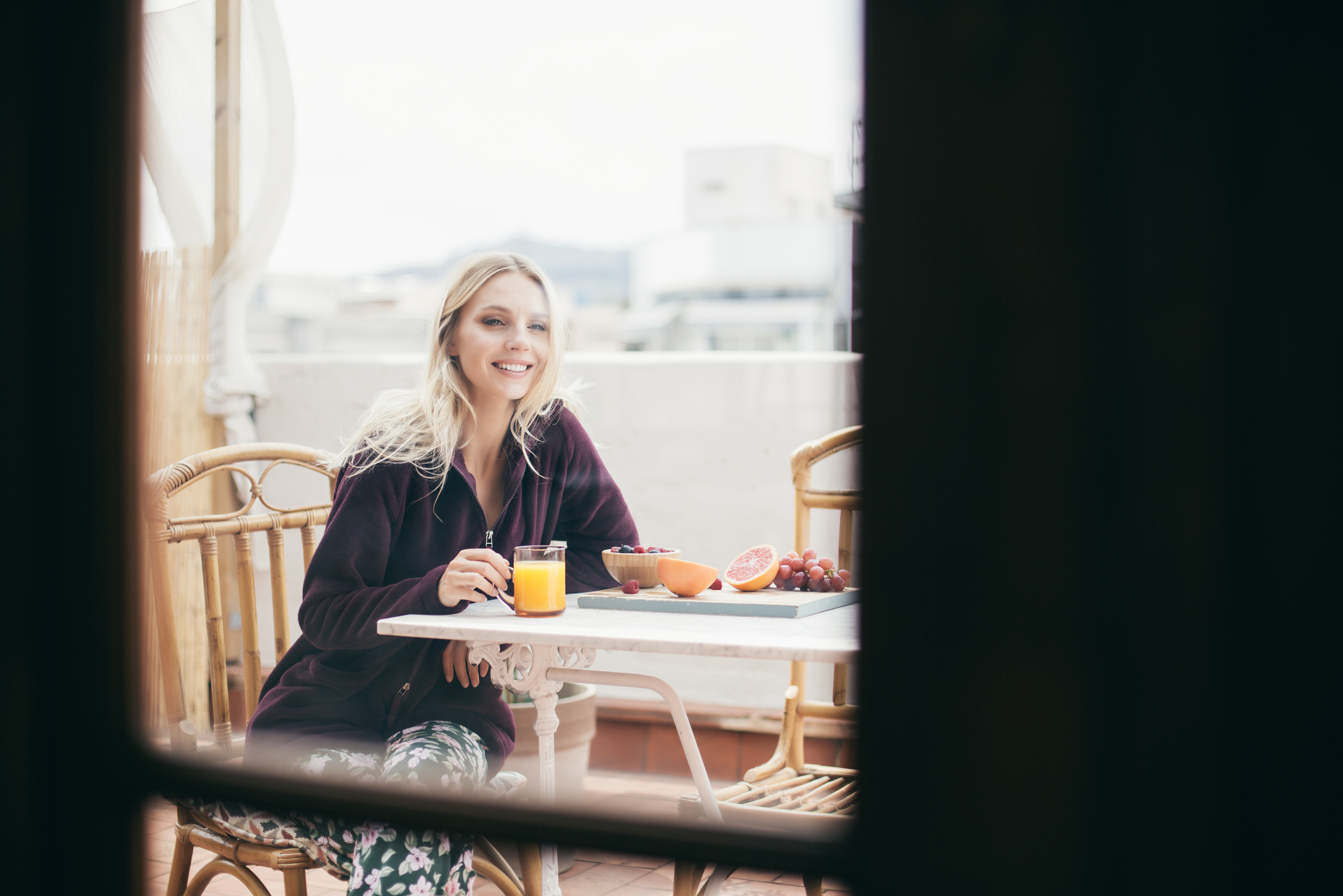 Fotografía chica en la terraza con pijama
