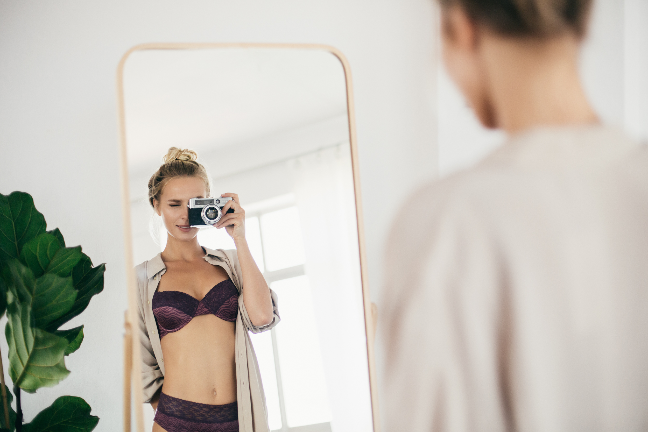 Fotografía chica con lencería delante del espejo